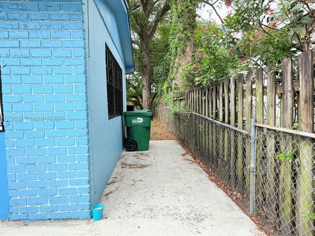 Building Photo - 1130 Kasim St