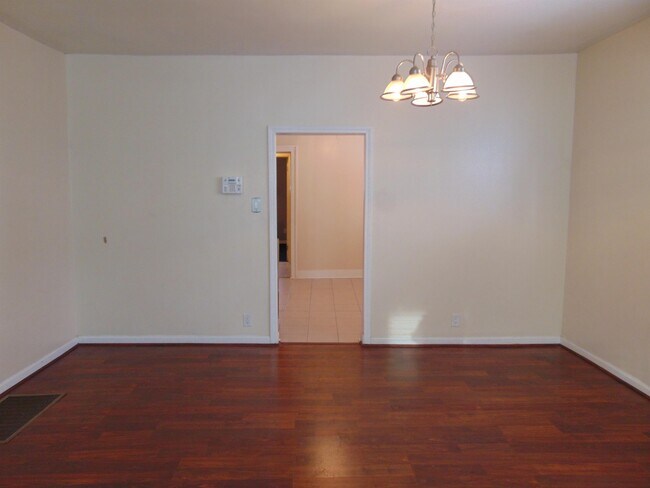 Building Photo - 896 Dousman St