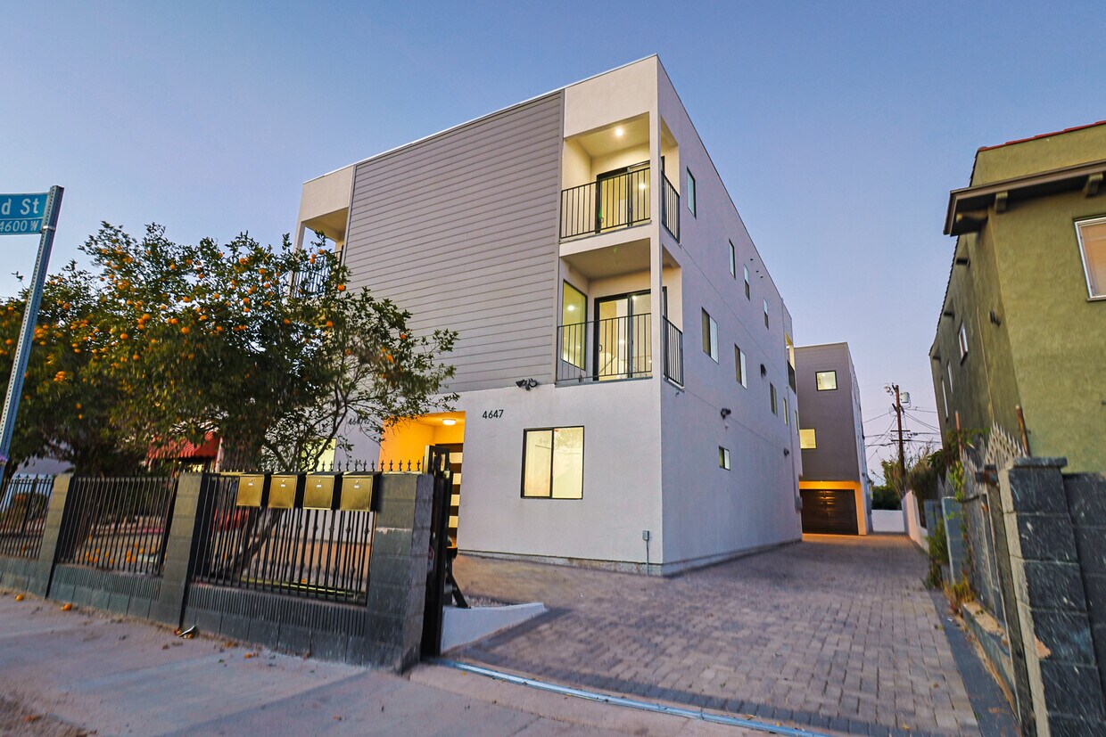 Foto principal - 4647 Pickford St
