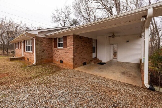 Foto del edificio - Classic Brick Ranch in Mebane