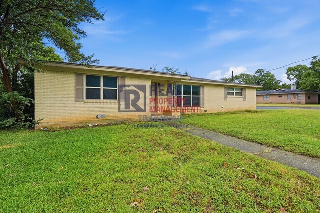Foto del edificio - Updated 3-Bedroom Home with Spacious Fenced Backyard in Benbrook
