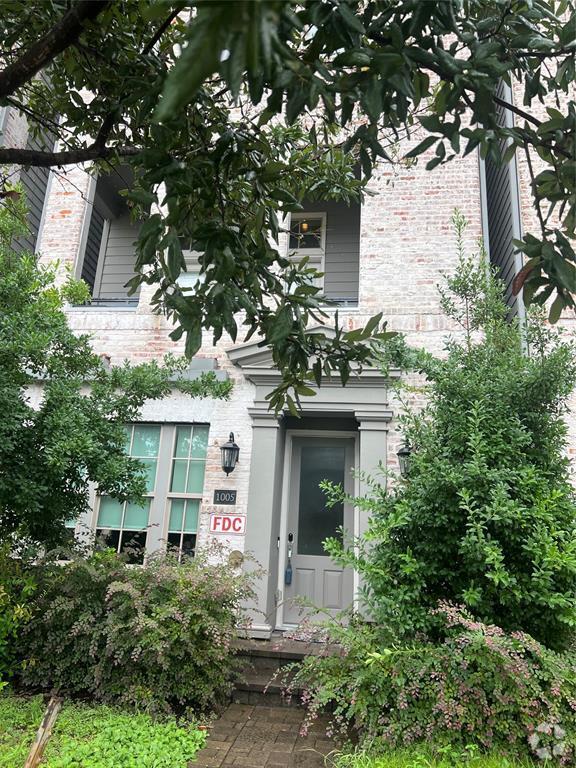 Building Photo - 1005 St Charles St