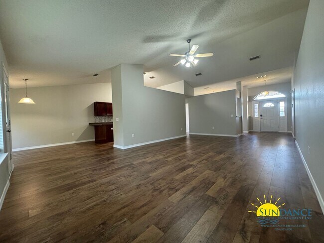 Foto del edificio - Modern Living in Crestview: Spacious 4-Bed...