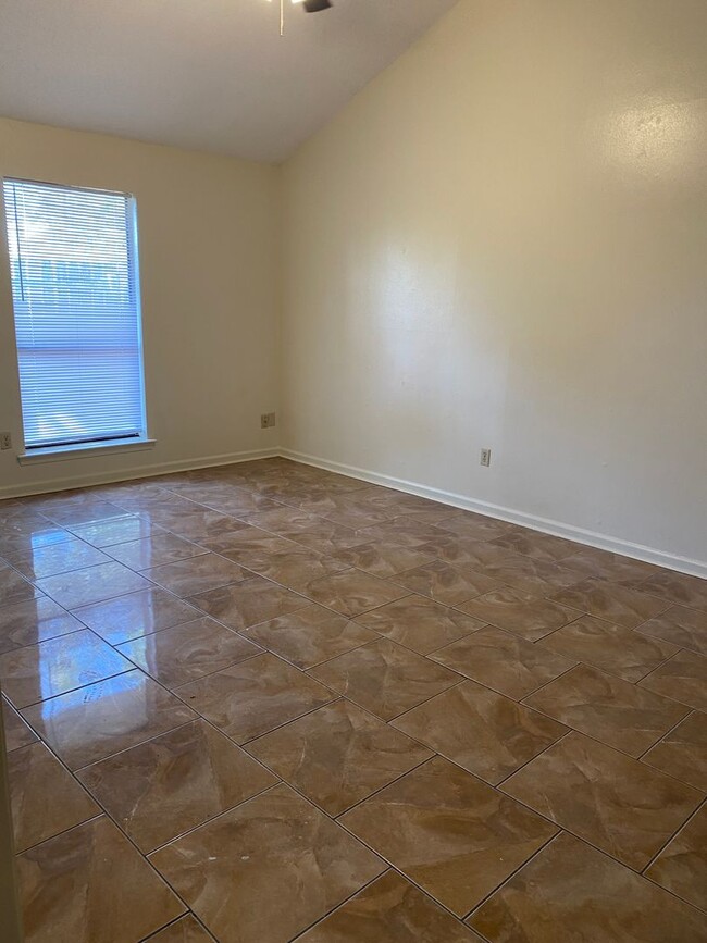 Building Photo - A beautiful three bedroom townhouse ready ...