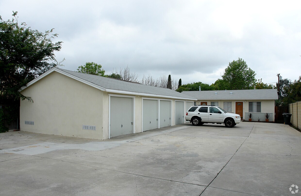 Building Photo - 2615 Santa Ana Ave