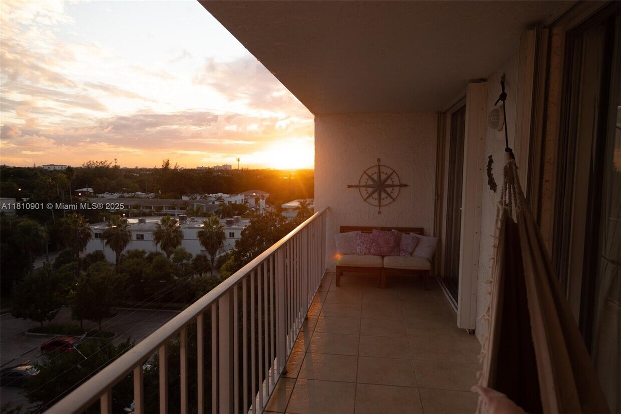 Foto principal - 650 NE 64th St