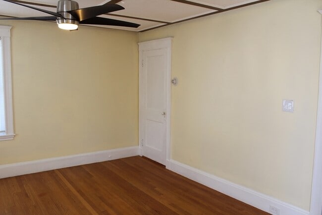 Foto del edificio - 242 Newbury Ave