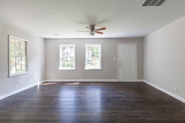 Foto del edificio - Newly Renovated 2/1 on Corner Lot w/ Sunro...