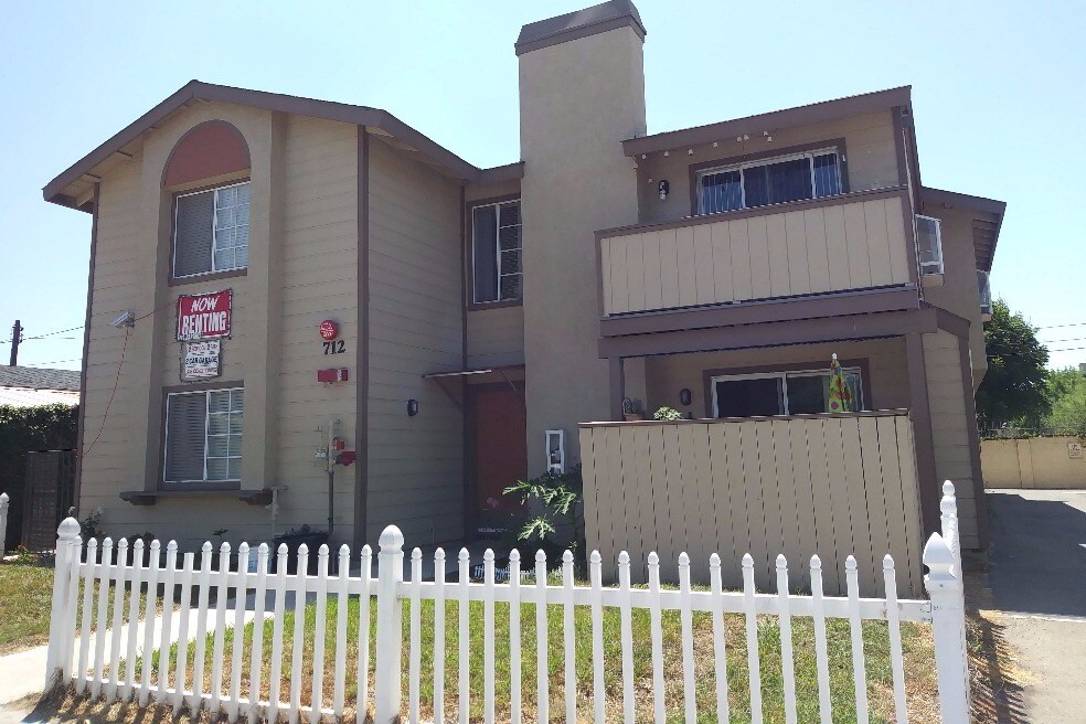 4 pisos - 712 W Romneya Dr