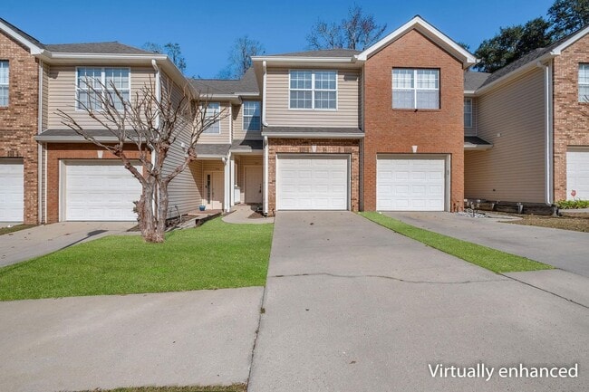 Spacious 3 Bedroom Townhome with Fireplace & Deck - Spacious 3 Bedroom Townhome with Fireplace & Deck