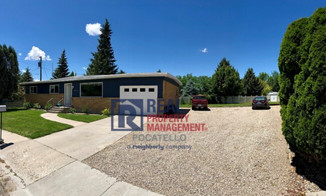 Foto del edificio - Amazing 5 Bedroom 2 Bathroom Home For Rent