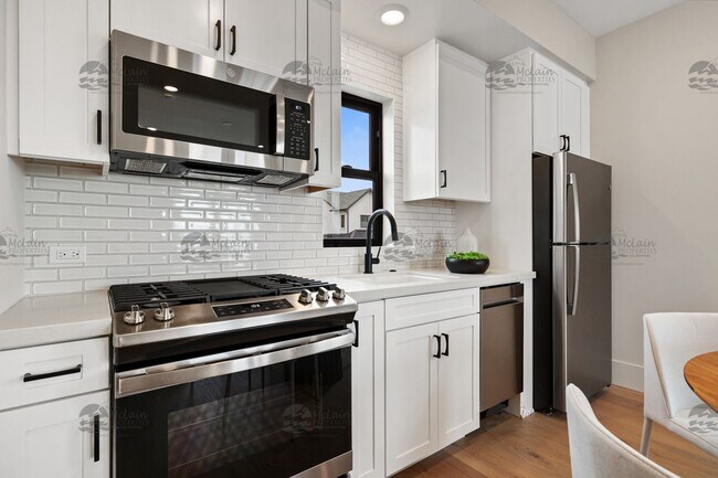 Foto del edificio - 3739-3751 Adams Street