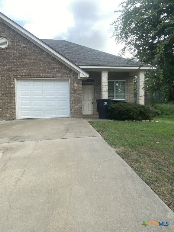 Foto principal - 816 Twin Oaks Dr