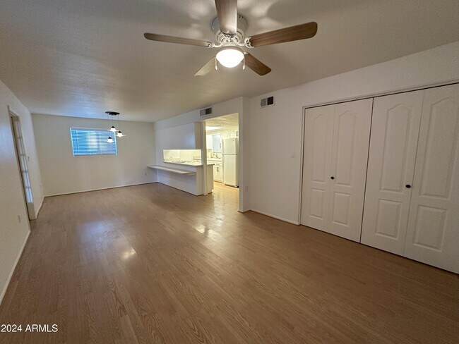 Foto del edificio - 3017 W Sunnyside Dr