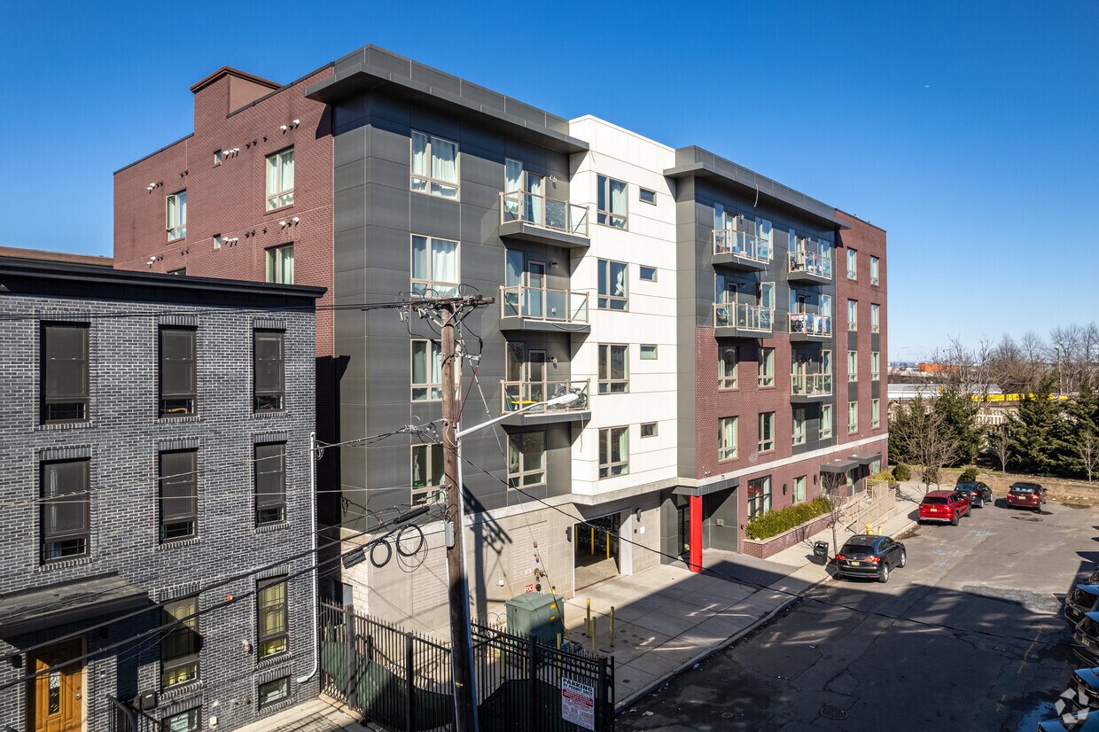 Building Photo - The Malibu Apartments