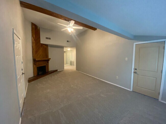 Foto del edificio - Great second-floor unit for rent!