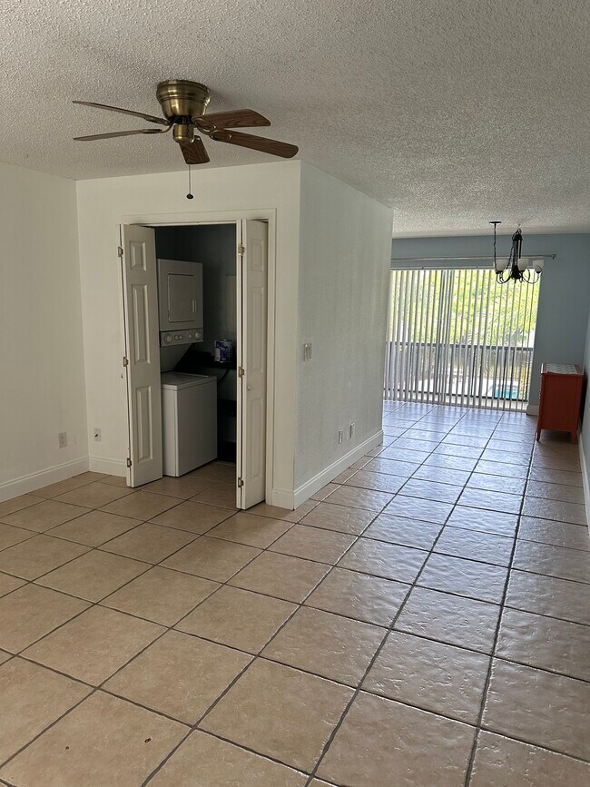 Foto del edificio - 1560 Colonial Blvd