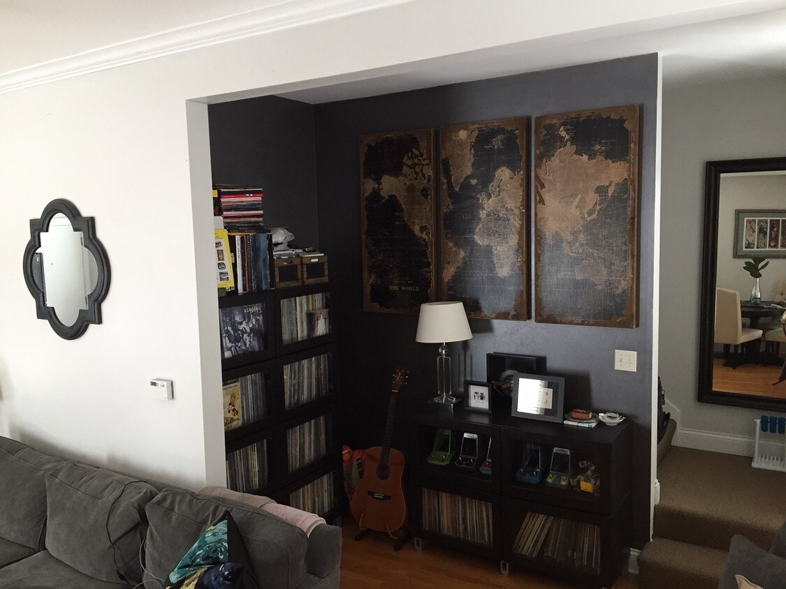 TV area - 1713 W North Ave