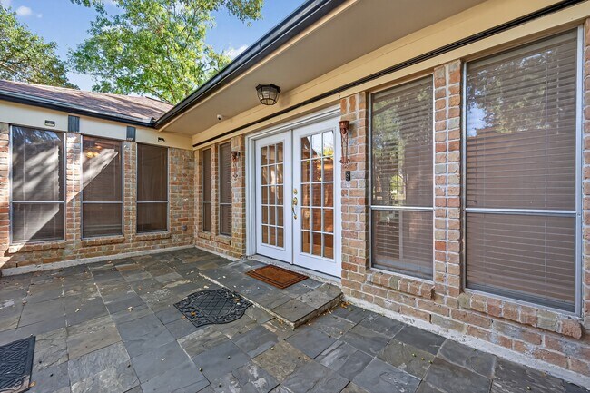 Foto del edificio - 13903 Chevy Chase Dr