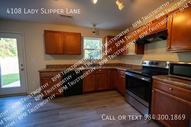 Foto del edificio - 4108 Lady Slipper Ln