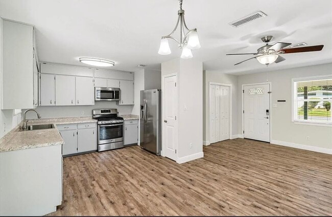 Building Photo - 194 Coral Dr SW