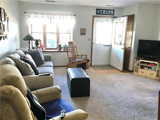 Building Photo - 605 Holly Ct