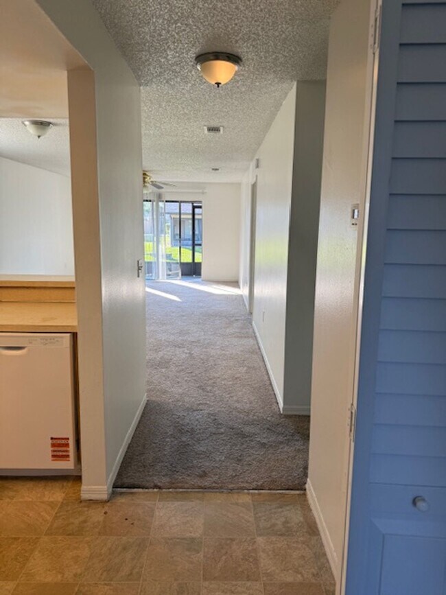 Foto del edificio - CORAL GARDENS 2-BEDROOM CONDO