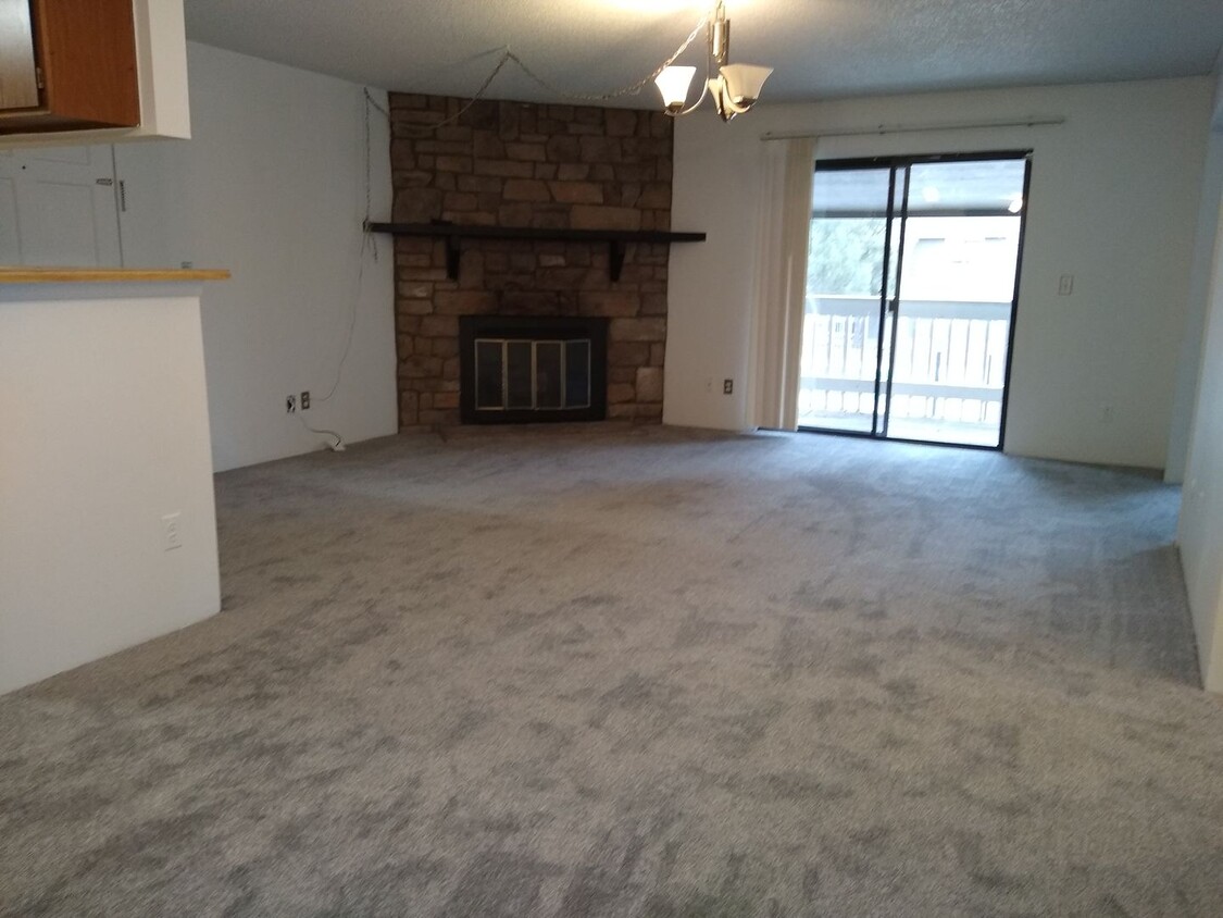 Primary Photo - Awesome 2 Bedroom w/ Study 2 Bath Robinwoo...