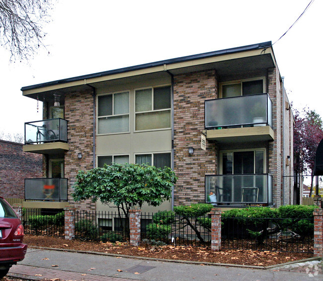 Building Photo - 615 Summit Apartments