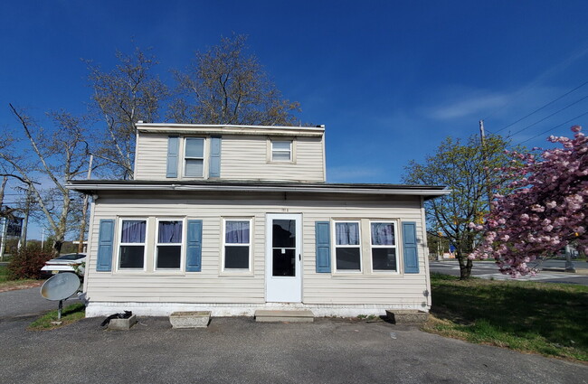 Renovated 2 Bedroom – First Floor Apartment in East Greenwich! - Renovated 2 Bedroom – First Floor Apartment in East Greenwich!