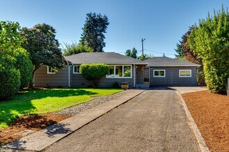 Building Photo - 663 Swan Ct