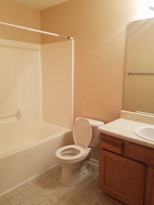 Building Photo - Spacious 3 bedroom Townhome for Rent