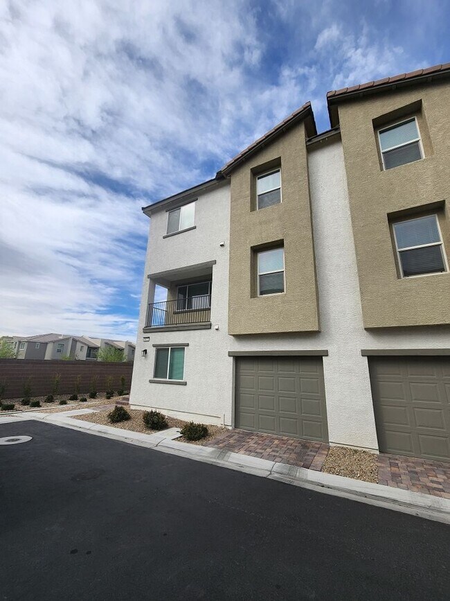 Building Photo - 3 story 3 bed/3 bath townhouse in brand new Watercolor Community
