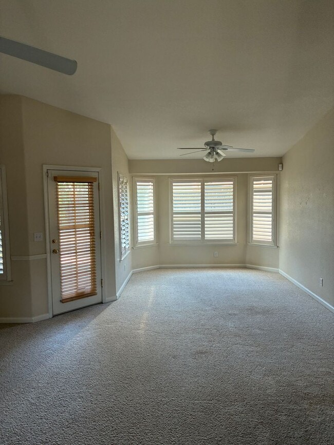 Building Photo - 3 Bedroom 2 Bath Home