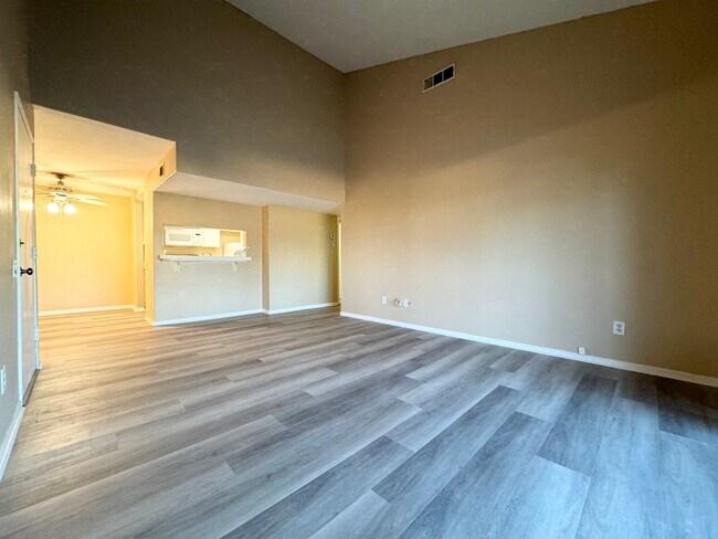 Foto del edificio - AVAILABLE NOW!! Charming UPSTAIRS 2 Bed/ 1 Bath Condo in Indio!!