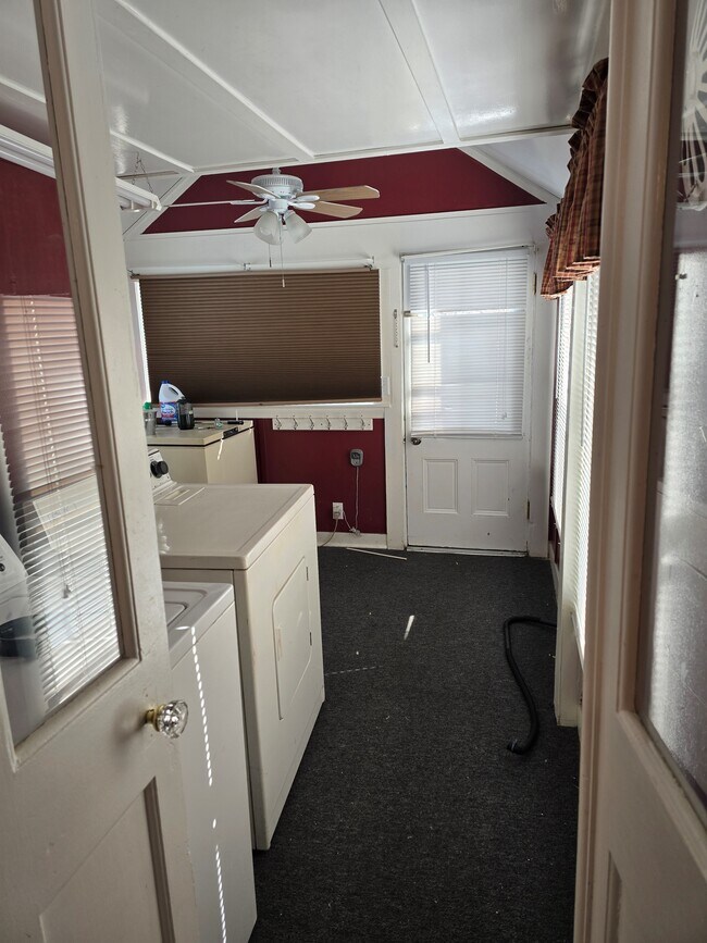 Lavandería/Cuarto de barro - 10 Forest St