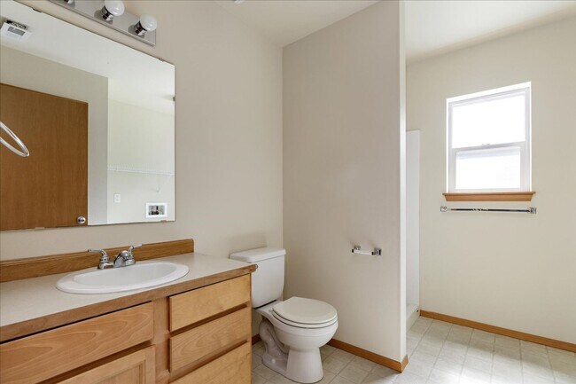 Foto del edificio - Beautiful Spacious 4 Bedroom 2.75 Bathroom...