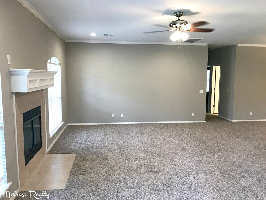 Building Photo - Gated Duplex in Southeast Edmond!