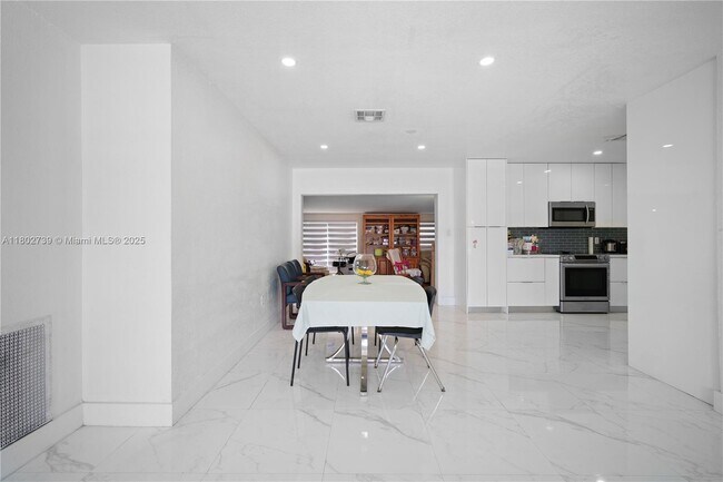 Building Photo - 1314 W 80th St