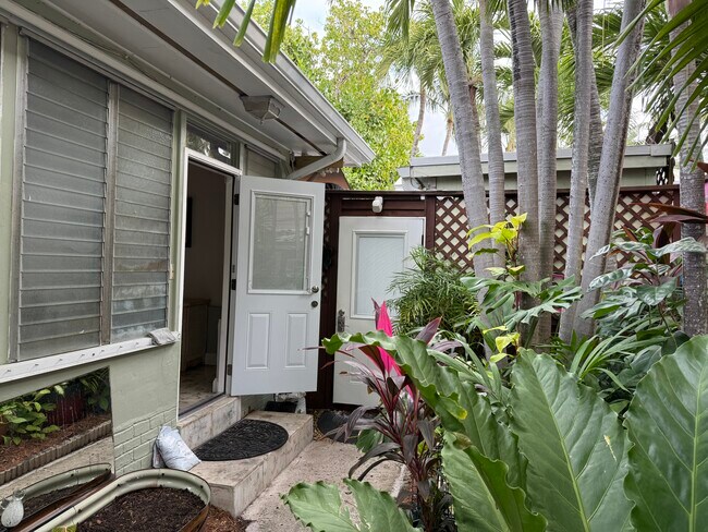 Entrada - 1505 White St