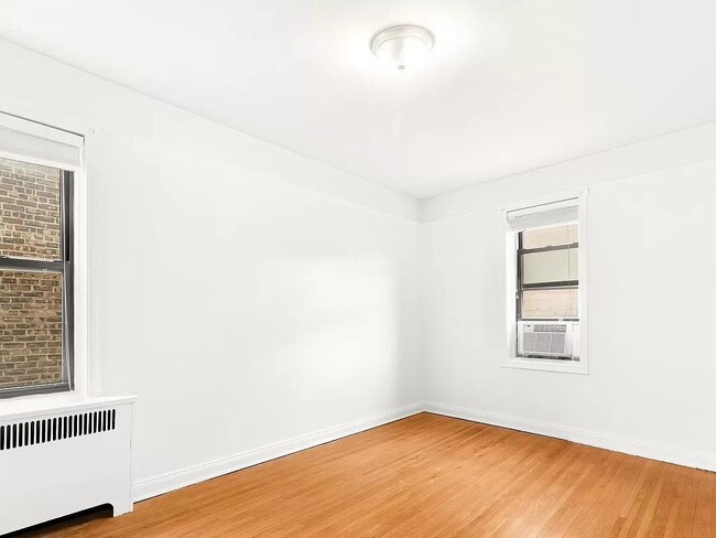 Building Photo - 30-83-83 Crescent St