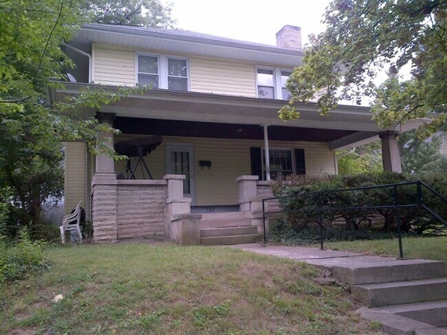 Foto del edificio - Charming 4 BD/2 BA home with large front porch behind optometry school and ELM Restaurant