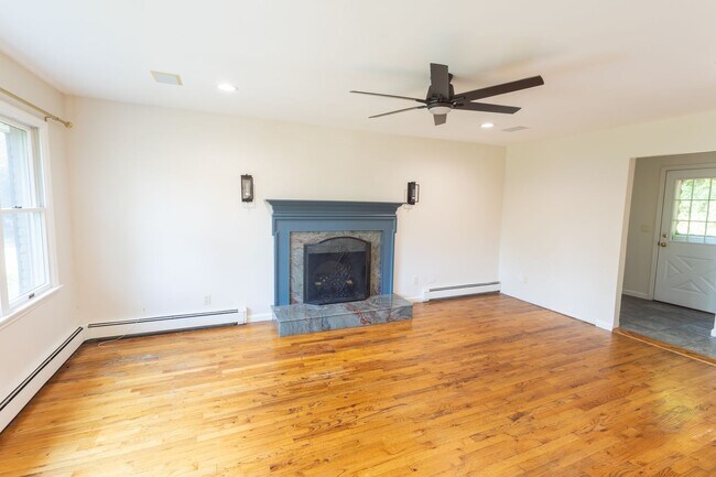 Building Photo - Spacious 4 - Bedroom, 2 Bathroom (Full Hou...