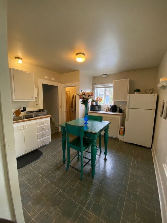 Building Photo - 2 Bed, 1 Bath in York Neighborhood  Close ...