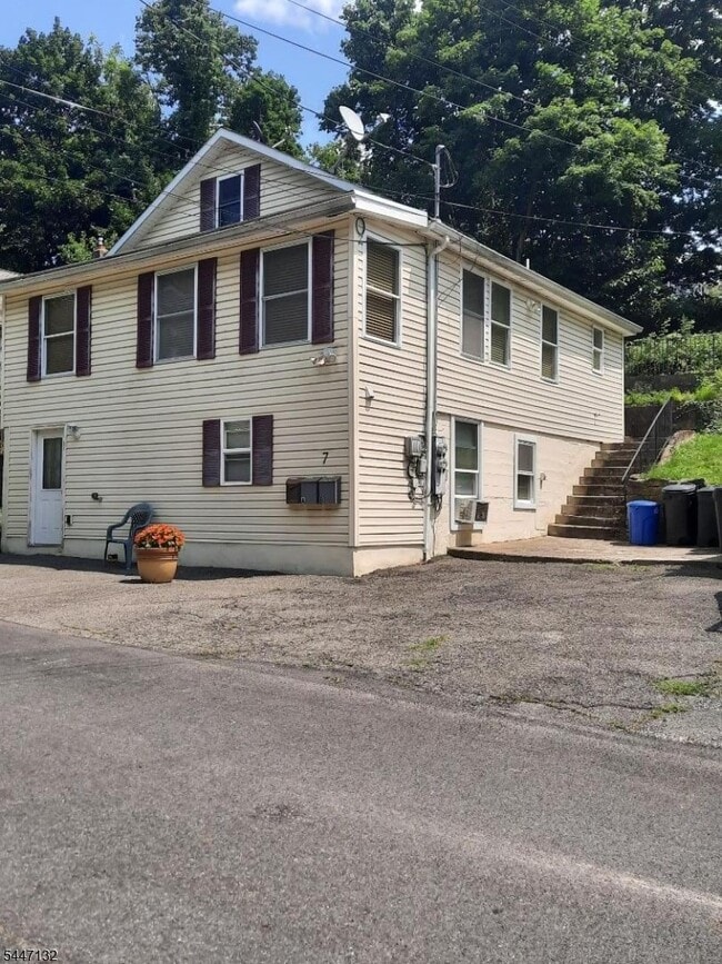 Building Photo - 7 E Stuart St