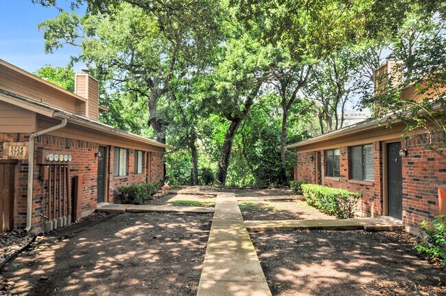 Foto del edificio - Beautiful Gated Townhome Great Location