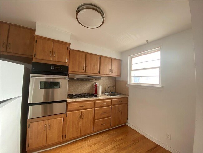 Building Photo - 3731 Oceanic Ave