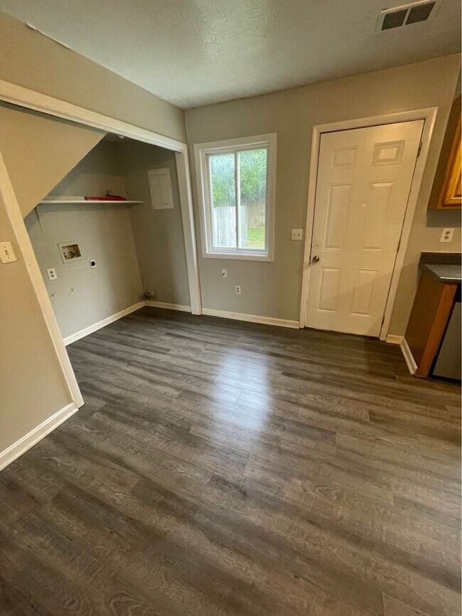 Building Photo - 404 Patrician Pl