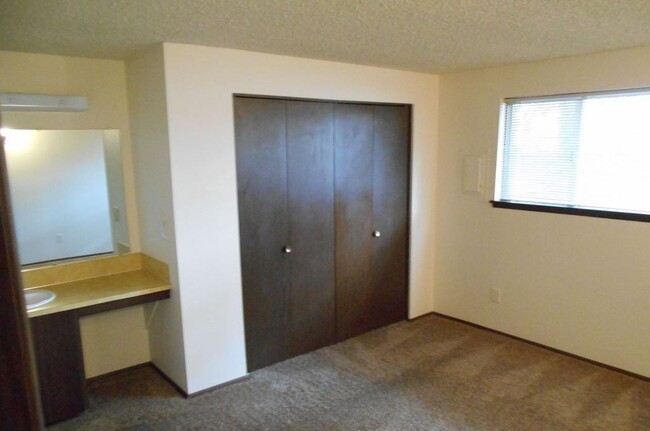 Building Photo - Cute 2BD Unit in Desirable McGillivray Nei...