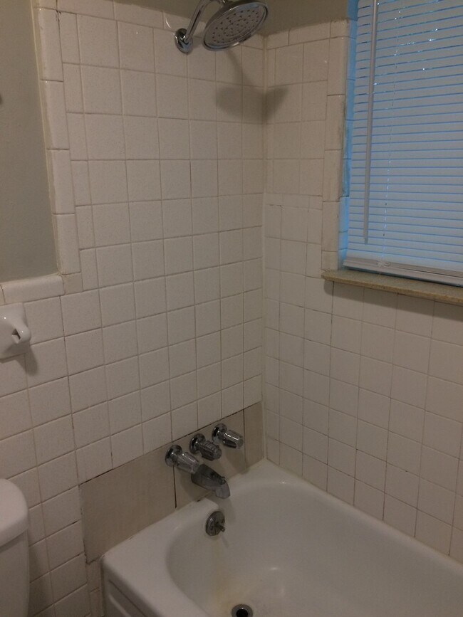 Building Photo - 907-909 JR Ct